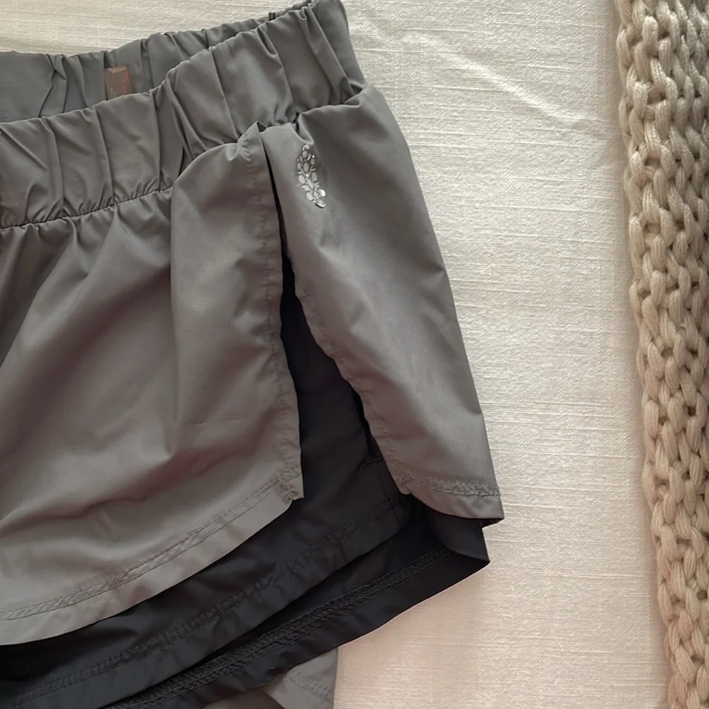 Free People Movement Run for It short, grey&black, size S - Picture 4 of 4